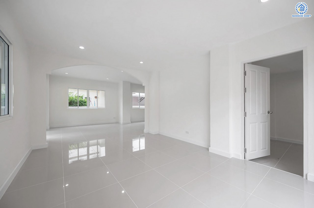 บ้านมือสองตกแต่งใหม่ โครงการ มณีรินทร์ เลคแอนด์พาร์ค ราชพฤกษ์-ติวานนท์ เนื้อที่ 64.1 ตร.ว. ฟังก์ชัน 4 ห้องนอน 3 ห้องน้ำ 1 ห้องอเนกประสงค์ จอดรถได้ 2 คัน บรรยากาศเงียบสงบเป็นส่วนตัว สิ่งอำนวยความสะดวกมากมาย บนทำเลติดถนนใหญ่ เชื่อมต่อถนนราชพฤกษ์ ใกล้จุดขึ้นทางด่วน "ศรีสมาน"...